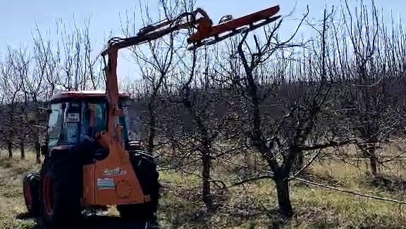 машина за контурна резитба под наем на трактор Kubota L4240